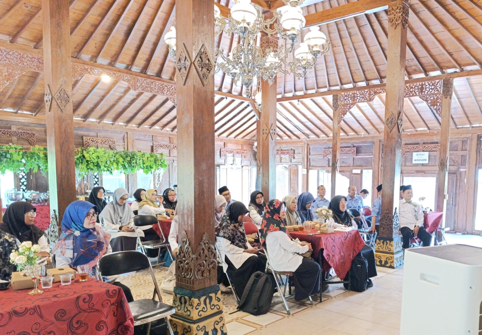 Dari Alam ke Kata: Guru Bahasa Indonesia MTs se-Bantul Asah Keterampilan Puisi Ekoteologi di Omah Sawah